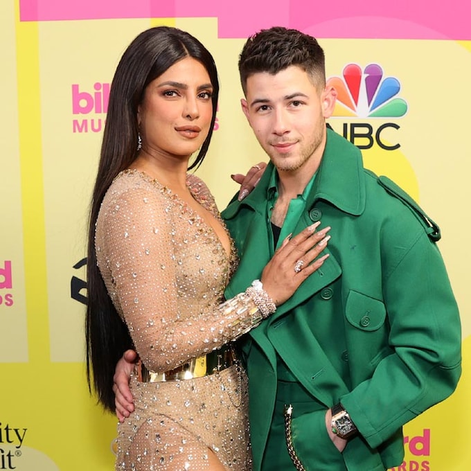 Nick Jonas y Priyanka Chopra presentan unos Billboard que 'sacan los colores' a los Grammy