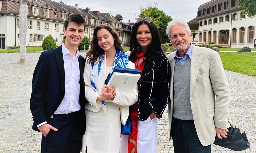 Catherine Zeta Jones y Michael Douglas, unos padres muy orgullosos en la graduación de su hija