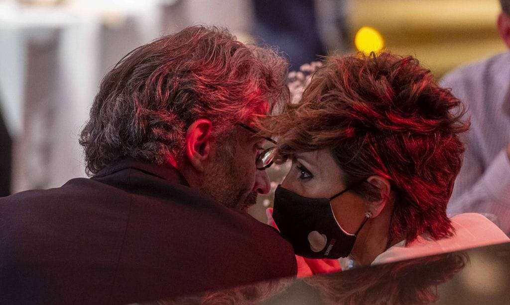 Sonsoles Ónega posa por primera vez con su novio, el arquitecto César Vidal