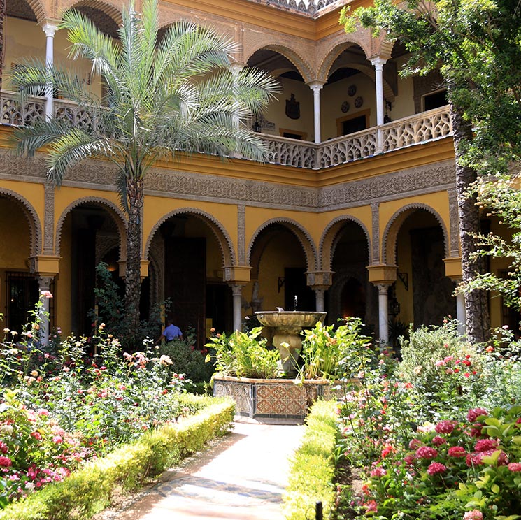 Abrimos las puertas del Palacio de Dueñas, escenario del bautizo de la hija de los duques de Huéscar