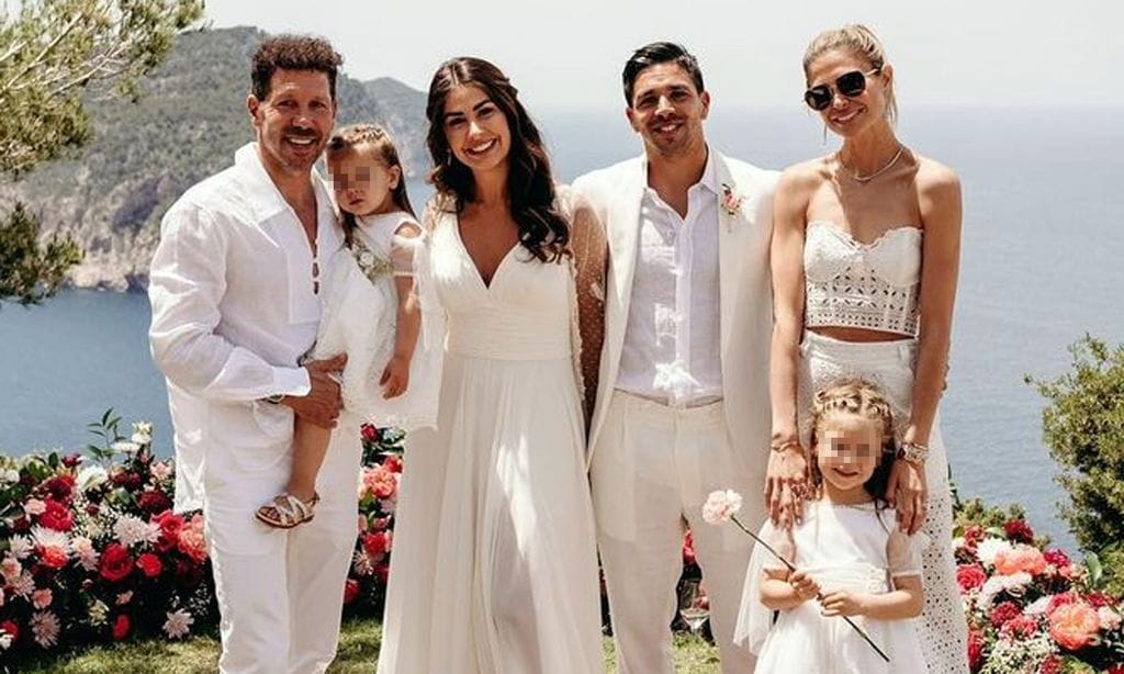 La feliz semana de Simeone y Carla Pereyra: en la boda de Gio Simeone tras el triunfo del Atlético