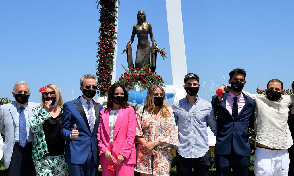 Los Mohedano, sin Rocío Carrasco, emocionados mientras suena 'Como una ola'