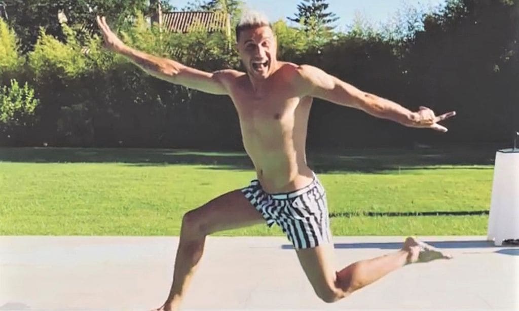 Desde la piscina, cantando y en un flotador gigante de flamenco, Joaquín manda un divertido mensaje a Luis Enrique
