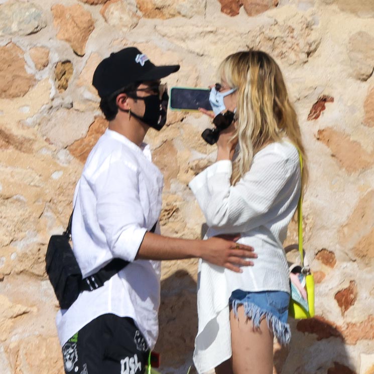 Danna Paola responde a sus románticas imágenes con el cantante Álex Hoyer en Ibiza