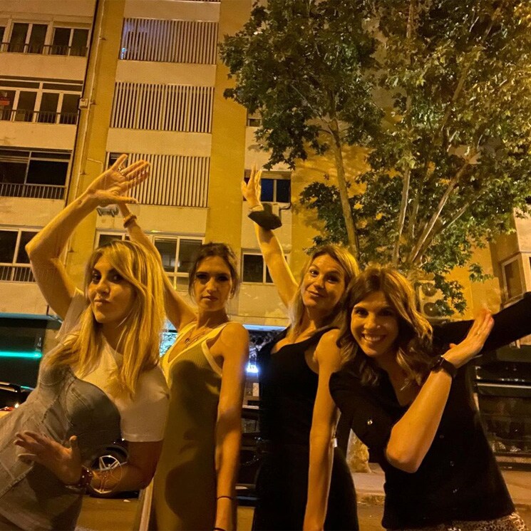 Sara Carbonero disfruta de una noche de 'verano' con sus amigas de laSexta
