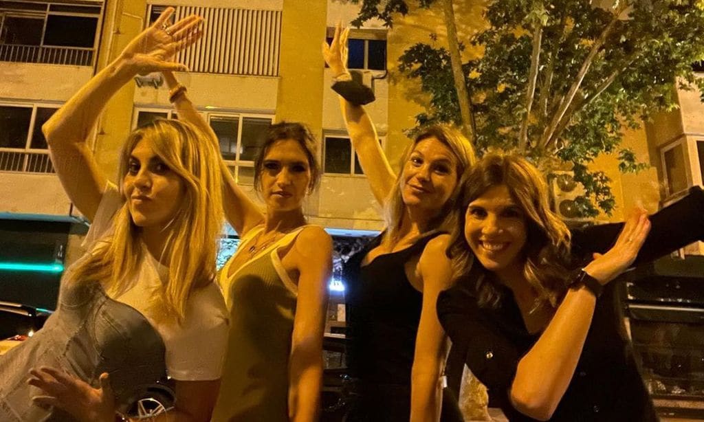 Sara Carbonero disfruta de una noche de 'verano' con sus amigas de laSexta