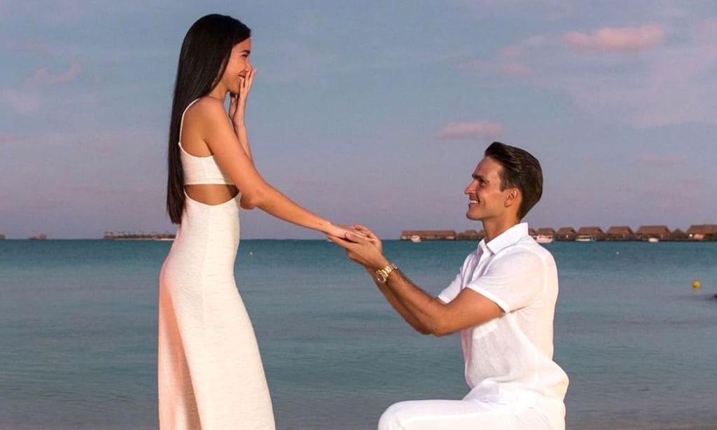 La pedida de mano de ensueño del futbolista Denis Suárez a la 'influencer' Nadia Avilés en pleno paraíso