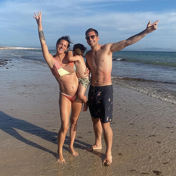 ¡En la playa y presumiendo de embarazo! El posado veraniego de Laura Matamoros, Benji y su hijo