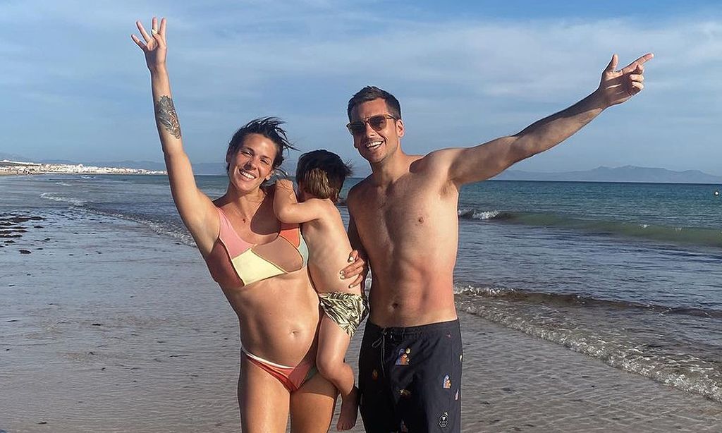 ¡En la playa y presumiendo de embarazo! El posado veraniego de Laura Matamoros, Benji y su hijo