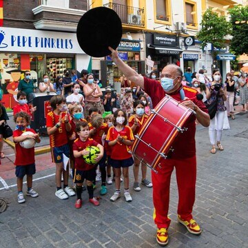 Pasacalles y ambiente festivo con Manolo 'El del Bombo': Sevilla ya está preparada para la Eurocopa 2020