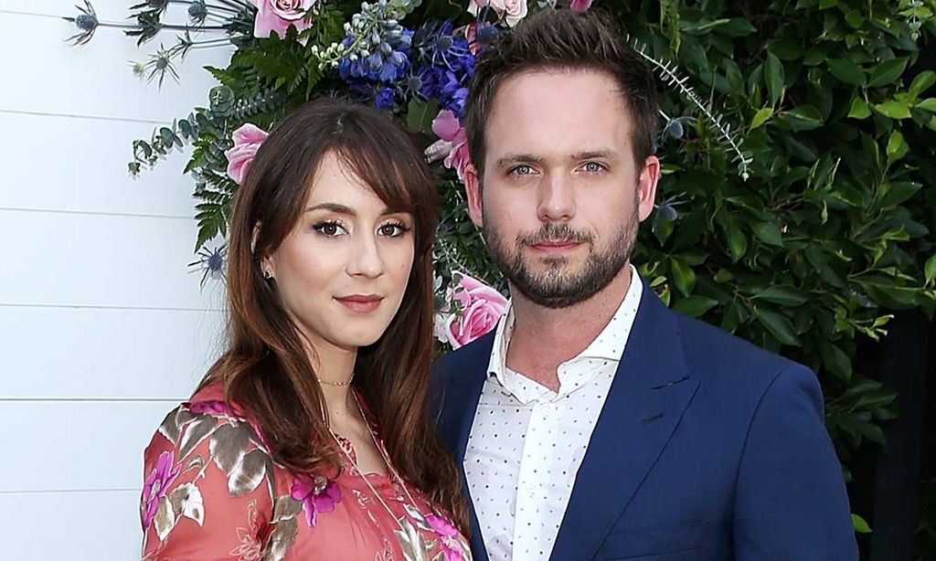 Patrick J. Adams y Troian Bellisario dan la bienvenida a su bebé en el coche