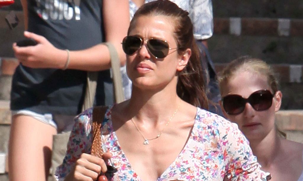 ¡Sofía Palazuelo no es la única! Carlota Casiraghi también tiene el collar de longanizas para su mascota