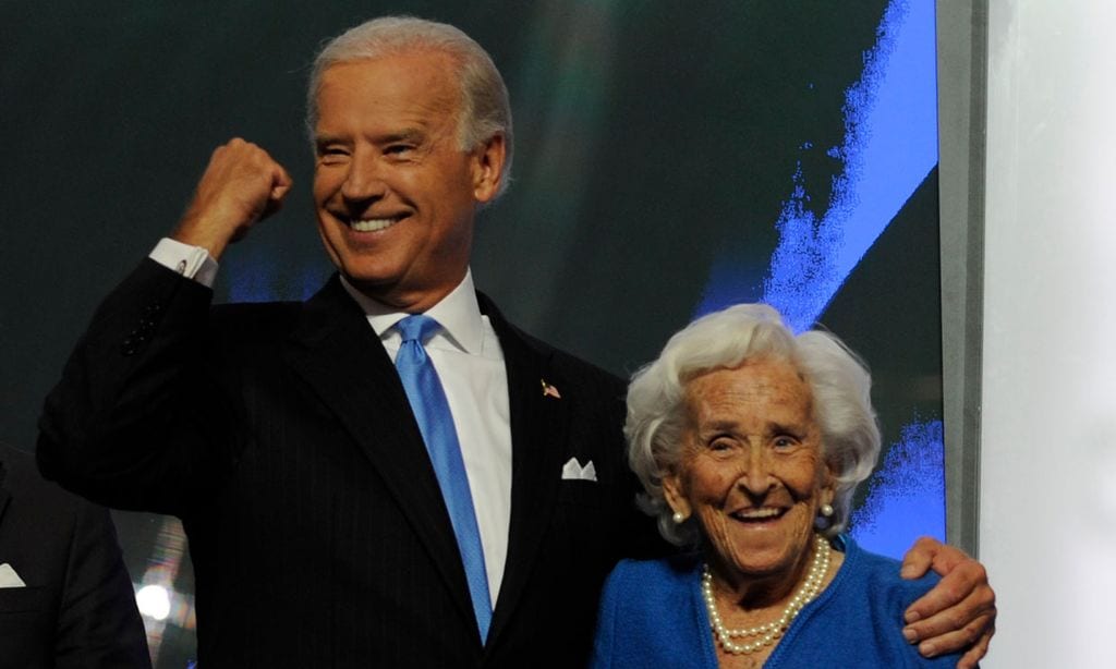 Joe Biden con su madre