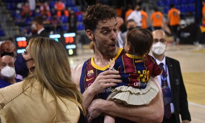Pau Gasol celebra un nuevo triunfo con su mujer y su hija Ellie en la cancha