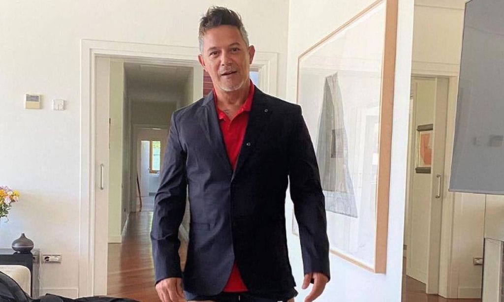 Alejandro Sanz deja a todo el mundo boquiabierto... ¡con chanclas, calcetines y pantalón corto!