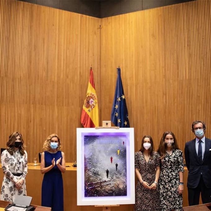 Xandra Falcó, junto a dos de sus hijas, asiste a un emocionante homenaje póstumo a su marido