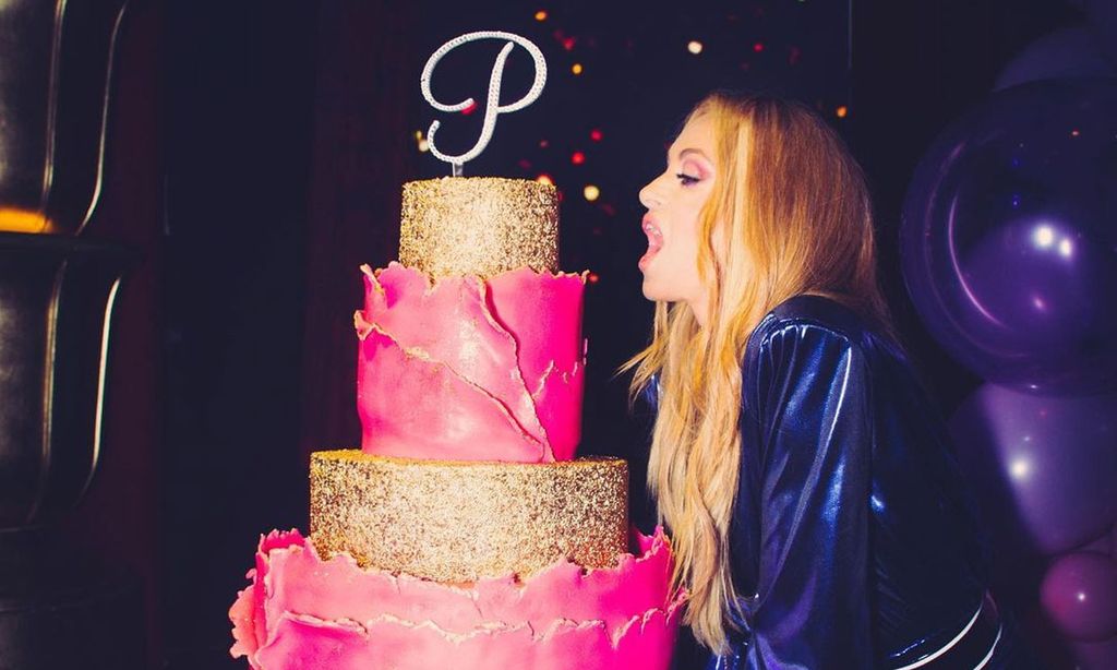 Baile con sus hijos y una enorme tarta dorada: Paulina Rubio celebra su cincuenta cumpleaños