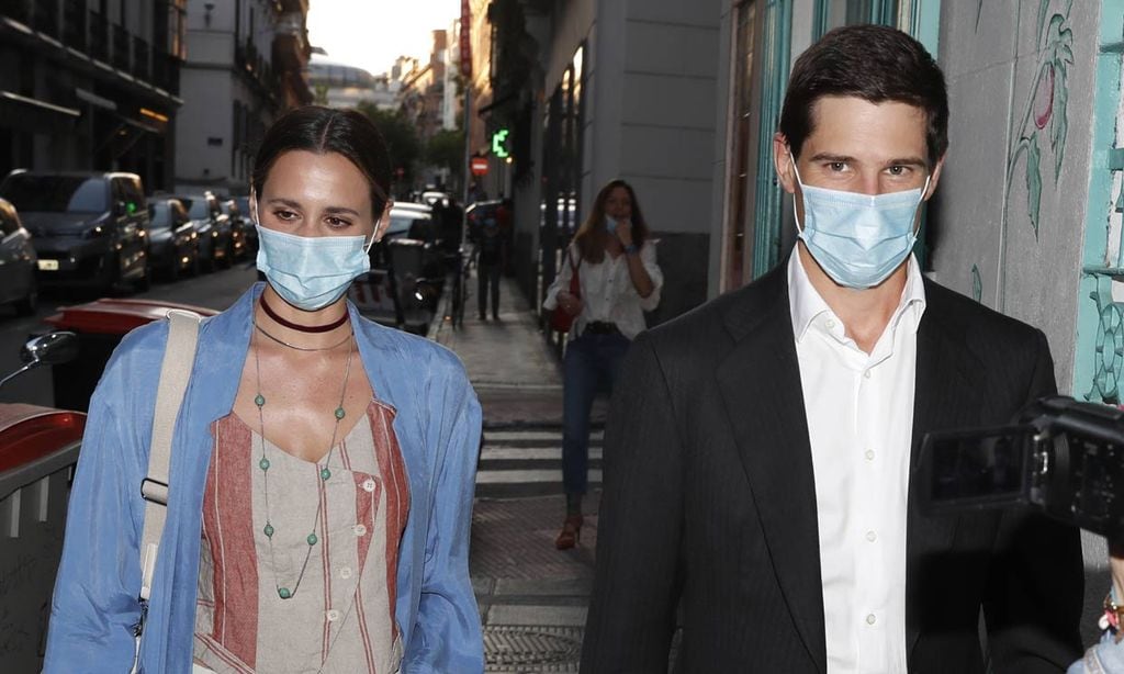 Claudia Osborne, junto a su futuro marido, visita la exposición de su suegra: 'Es una artistaza'
