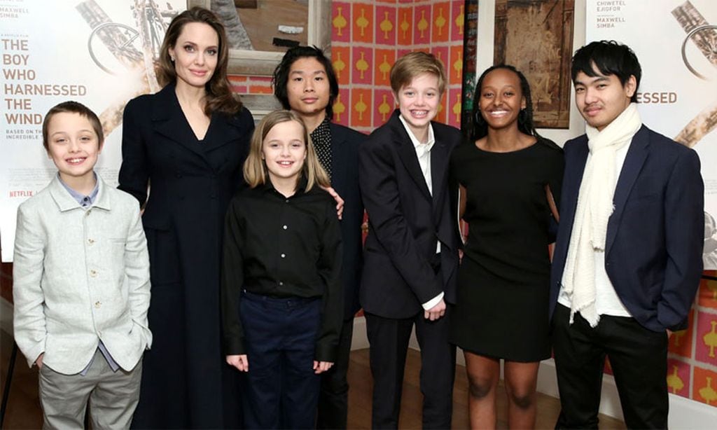 Angelina Jolie con sus seis hijos