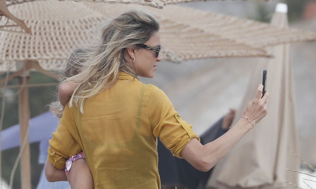 Carla Pereyra captura para su álbum personal sus vacaciones familiares en Ibiza