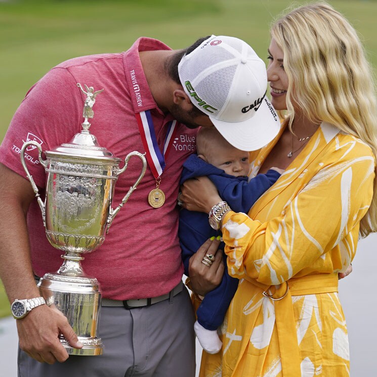 El golfista español Jon Rahm celebra con su mujer y su hijo, de casi tres meses, un triunfo histórico