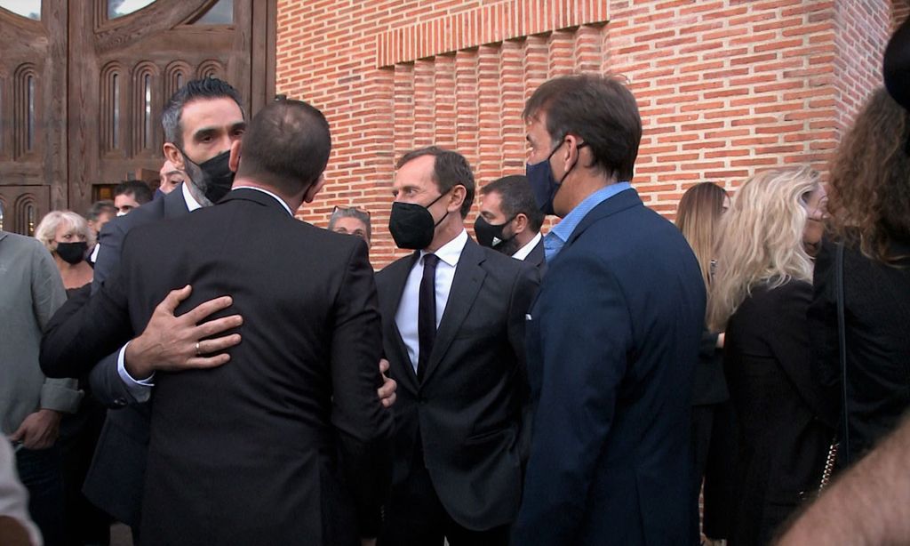 Familia, amigos y compañeros homenajean a Lorenzo Sanz en una misa funeral 15 meses después de su fallecimiento