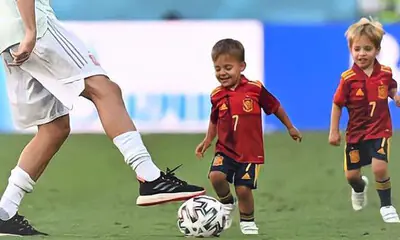 Los hijos de los futbolistas imitan a sus papás para celebrar la victoria de la selección española