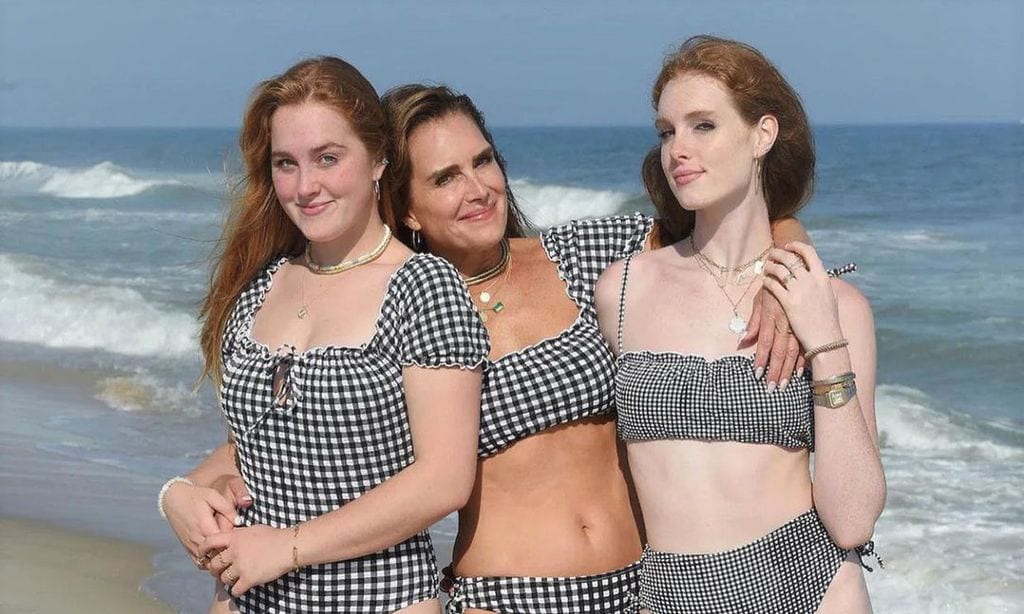Brooke Shields, recuperada y posando en bañador con sus hijas, cinco meses después de su accidente