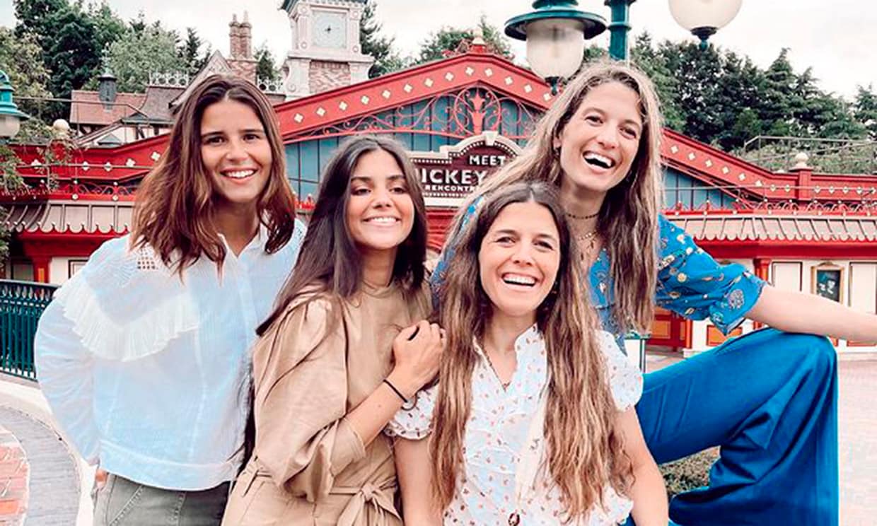 Cayetana Rivera disfruta como una niña en Disneyland Paris junto a María García de Jaime y otras amigas