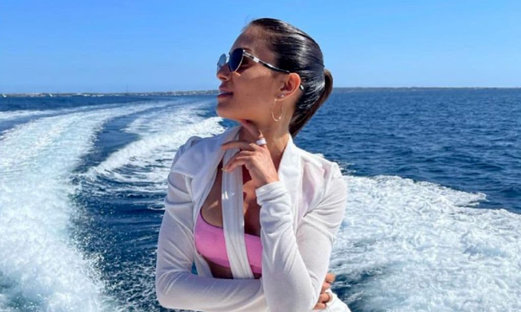 El espectacular posado ibicenco de Hiba Abouk... fotografiado por ¡María Pedraza!