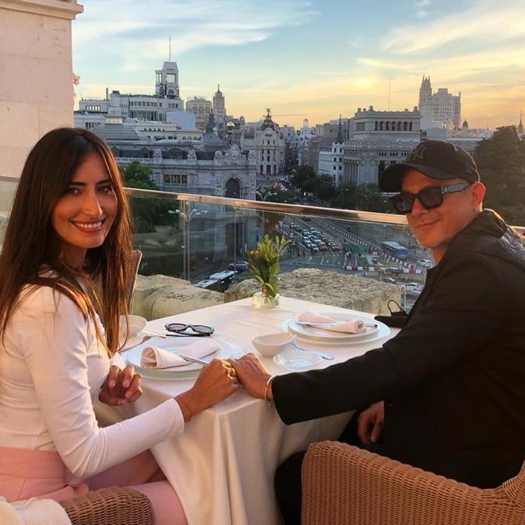 ¡Qué romántico! Alejandro Sanz y Rachel Valdés disfrutan de un atardecer mágico desde las alturas