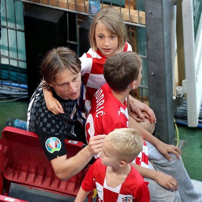 Las tiernas imágenes de Luka Modric consolando a sus hijos tras la derrota