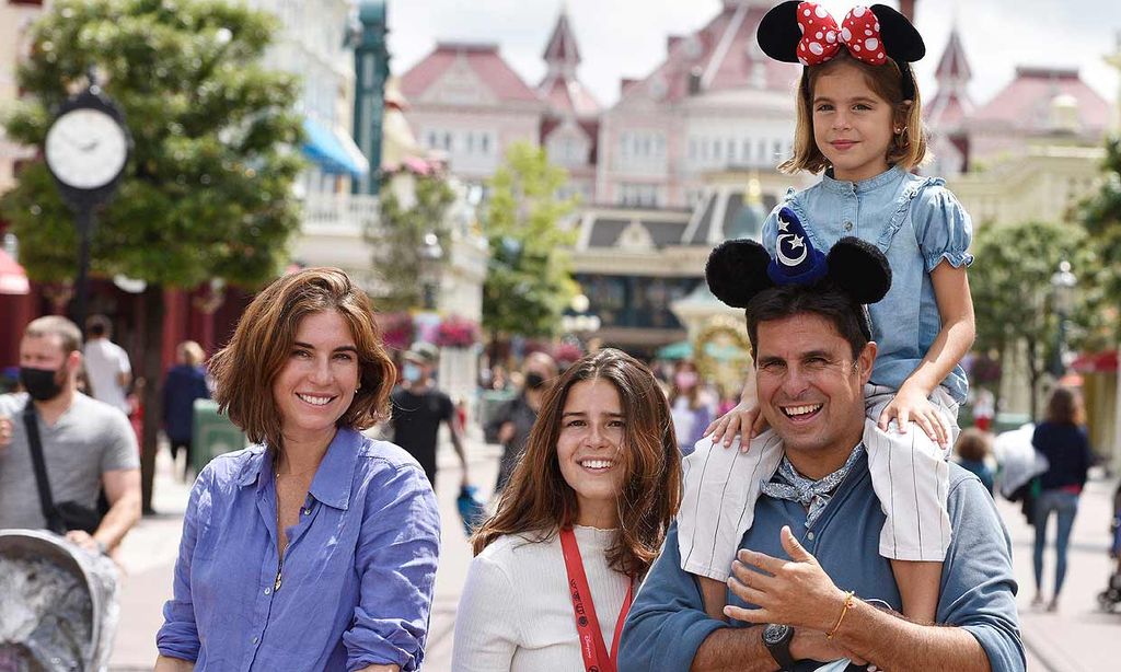 Las imágenes que no habíamos visto de Francisco Rivera y Lourdes Montes con sus hijos en Disneyland París