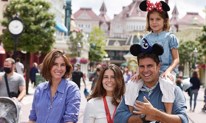 Francisco Rivera y Lourdes Montes, con sus hijos en Disneyland París