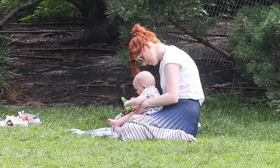 Rose Leslie, (Ygritte en 'Juego de Tronos') y su bebé: extra de mimos y diversión en el parque