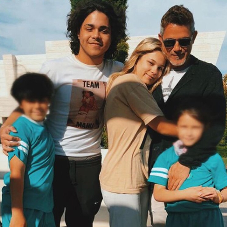 La inmensa felicidad de Alejandro Sanz en la última imagen con sus cuatro hijos