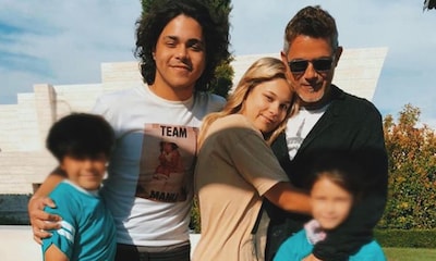 La inmensa felicidad de Alejandro Sanz en la última imagen con sus cuatro hijos