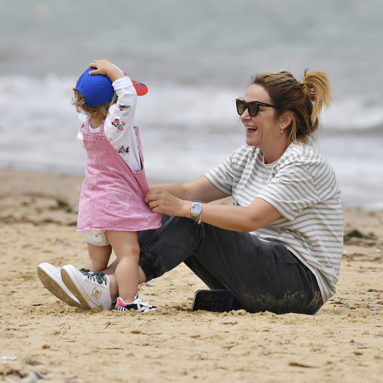 Toñi Moreno protagoniza las imágenes más entrañables y divertidas con su hija Lola en la playa