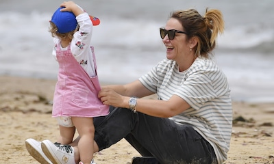 Toñi Moreno protagoniza las imágenes más entrañables y divertidas con su hija Lola en la playa