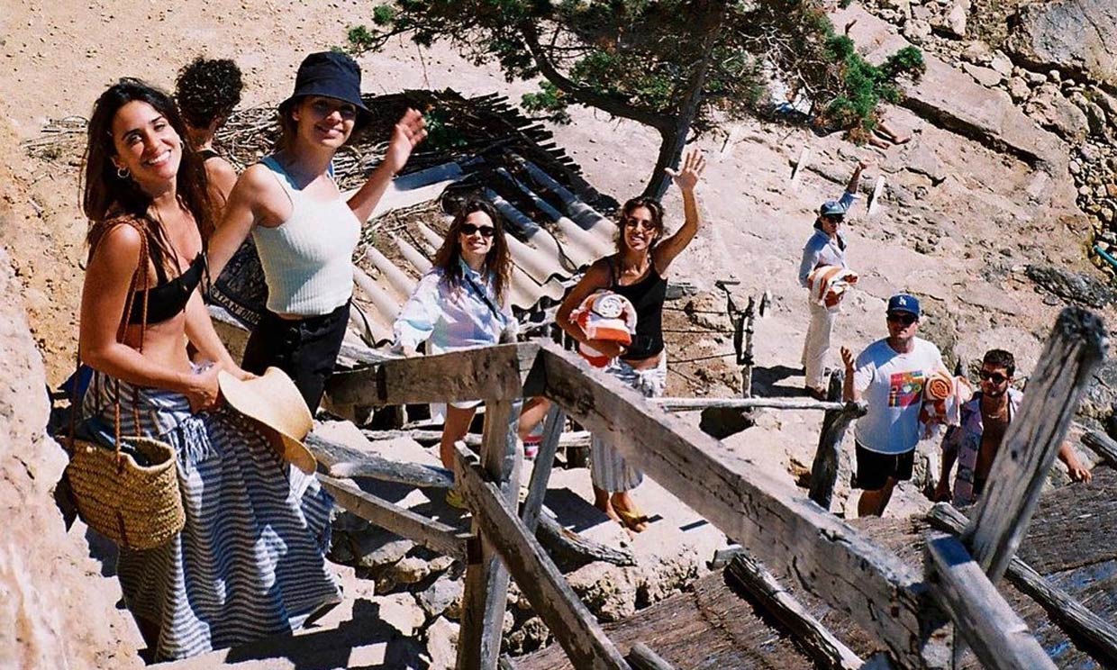 Ricardo Gómez, Macarena García y Claudia Traisac se reencuentran con toda su pandilla en Ibiza