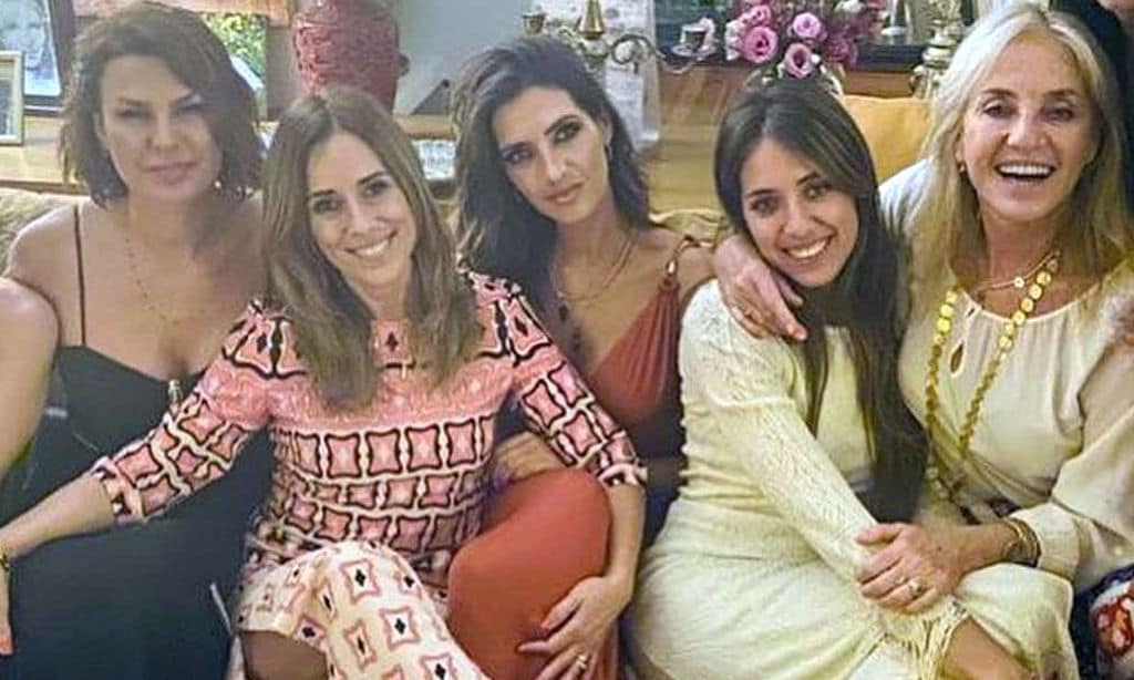Sara Carbonero disfruta de una fiesta con mucho arte junto a la familia Carmona y el cantante Camilo