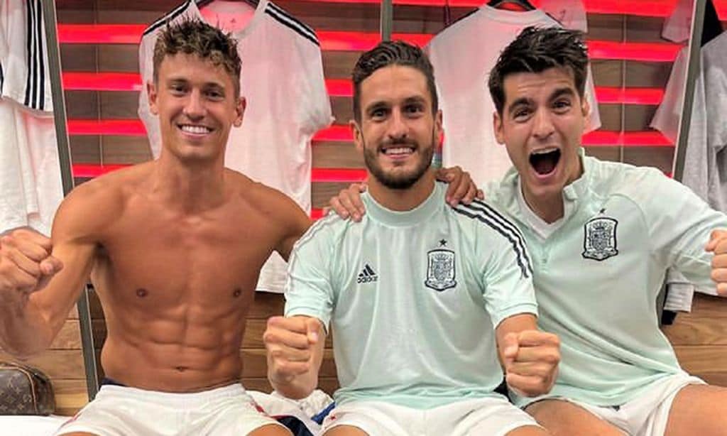 El cuerpazo de Llorente, las lágrimas de Morata o la euforia a 'lo Rambo' de Luis Enrique: así fue la fiesta en el vestuario de la Selección