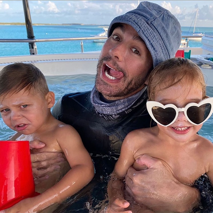 ¡Más alocado que nunca! Enrique Iglesias se transforma con sus mellizos Nicholas y Lucy