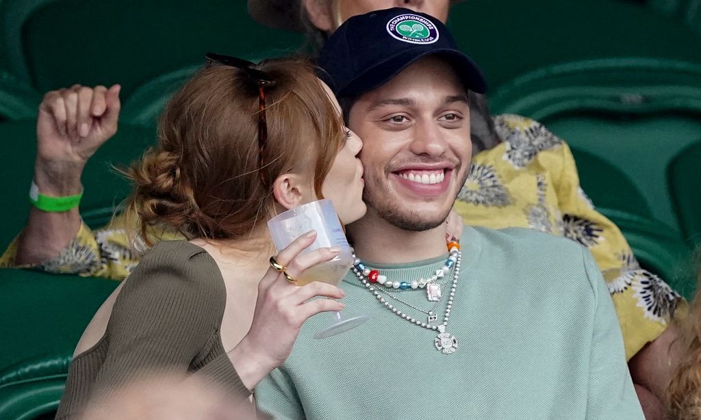 Phoebe Dynevor, de ‘Los Bridgerton’, confirma su romance con Pete Davidson a lo grande en Wimbledon