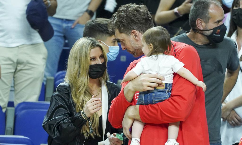 Cat McDonnell con su bebé y Helen Lindes junto a sus hijos, los mejores animadores de la Selección de baloncesto