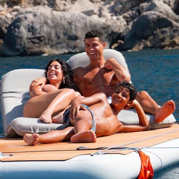 Espontáneos posados y ¡mucha adrenalina!: Georgina Rodríguez y Cristiano Ronaldo disfrutan unas vacaciones a su estilo