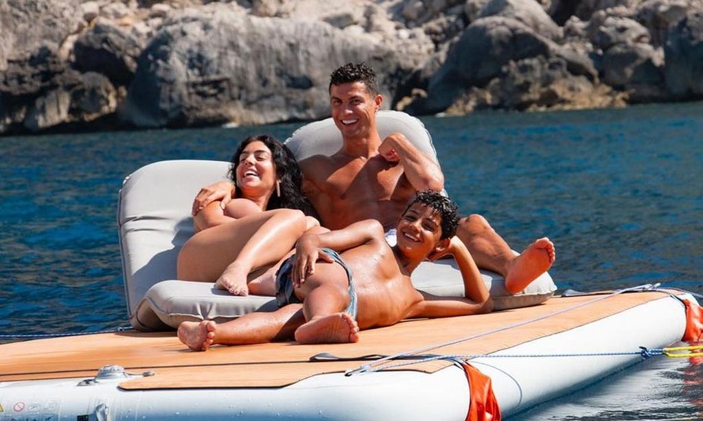 Georgina Rodríguez y Cristiano Ronaldo con Cristiano Jr.