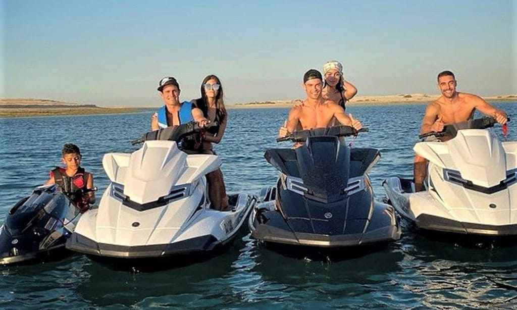 Te contamos quién es el conocido reportero con el que pasan sus vacaciones Cristiano y Georgina