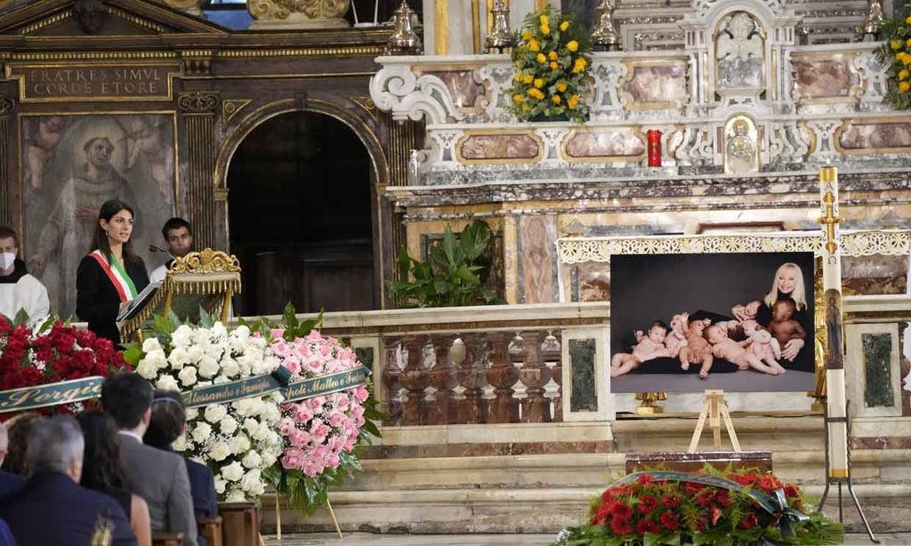 Familiares, amigos y autoridades despiden a Raffaella Carrà en un emotivo funeral lleno de guiños a la artista