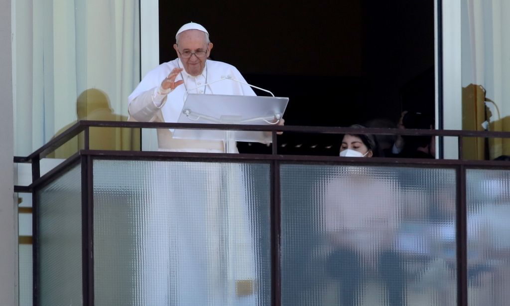 El Papa Francisco reaparece una semana después de su operación de colon